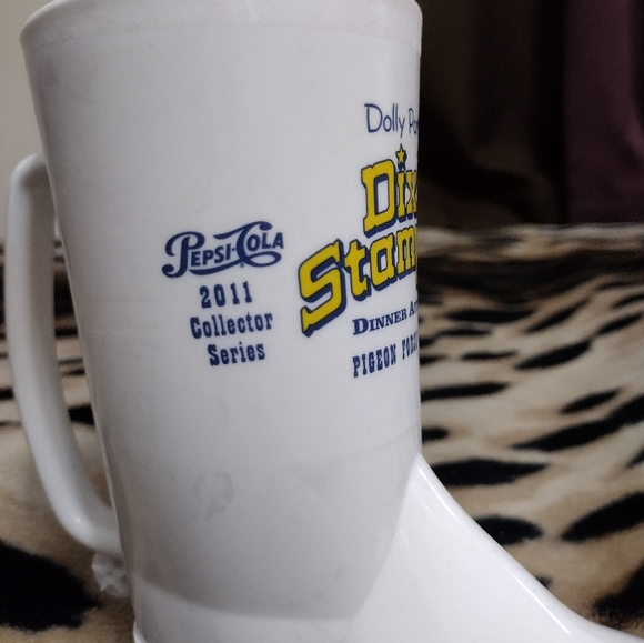 Dolly Partons Dixie Stampede Dinner Attraction Boot Cup 20 OZ - Picture 2 of 3